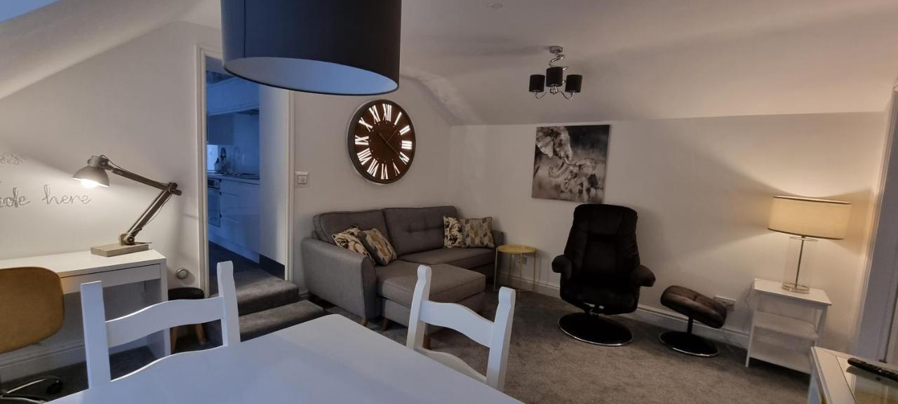 Modern And Spacious 2 Bedroom Apartment With Free Parking Llansantffraid Llansantffraid Glyn Ceiriog エクステリア 写真