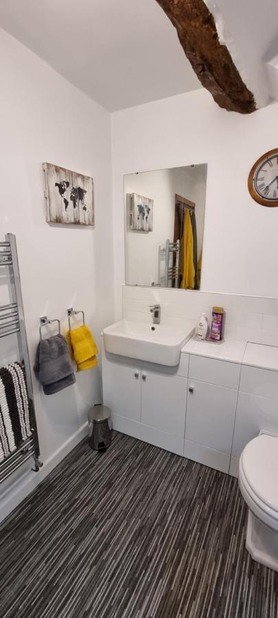Modern And Spacious 2 Bedroom Apartment With Free Parking Llansantffraid Llansantffraid Glyn Ceiriog エクステリア 写真