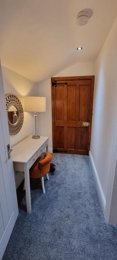 Modern And Spacious 2 Bedroom Apartment With Free Parking Llansantffraid Llansantffraid Glyn Ceiriog エクステリア 写真