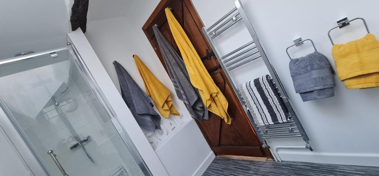 Modern And Spacious 2 Bedroom Apartment With Free Parking Llansantffraid Llansantffraid Glyn Ceiriog エクステリア 写真