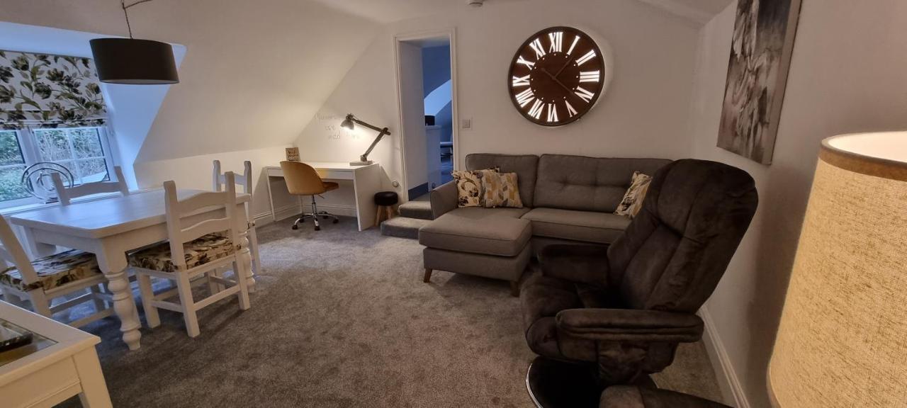 Modern And Spacious 2 Bedroom Apartment With Free Parking Llansantffraid Llansantffraid Glyn Ceiriog エクステリア 写真