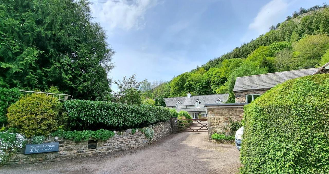 Modern And Spacious 2 Bedroom Apartment With Free Parking Llansantffraid Llansantffraid Glyn Ceiriog エクステリア 写真
