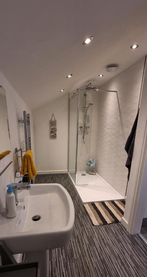 Modern And Spacious 2 Bedroom Apartment With Free Parking Llansantffraid Llansantffraid Glyn Ceiriog エクステリア 写真