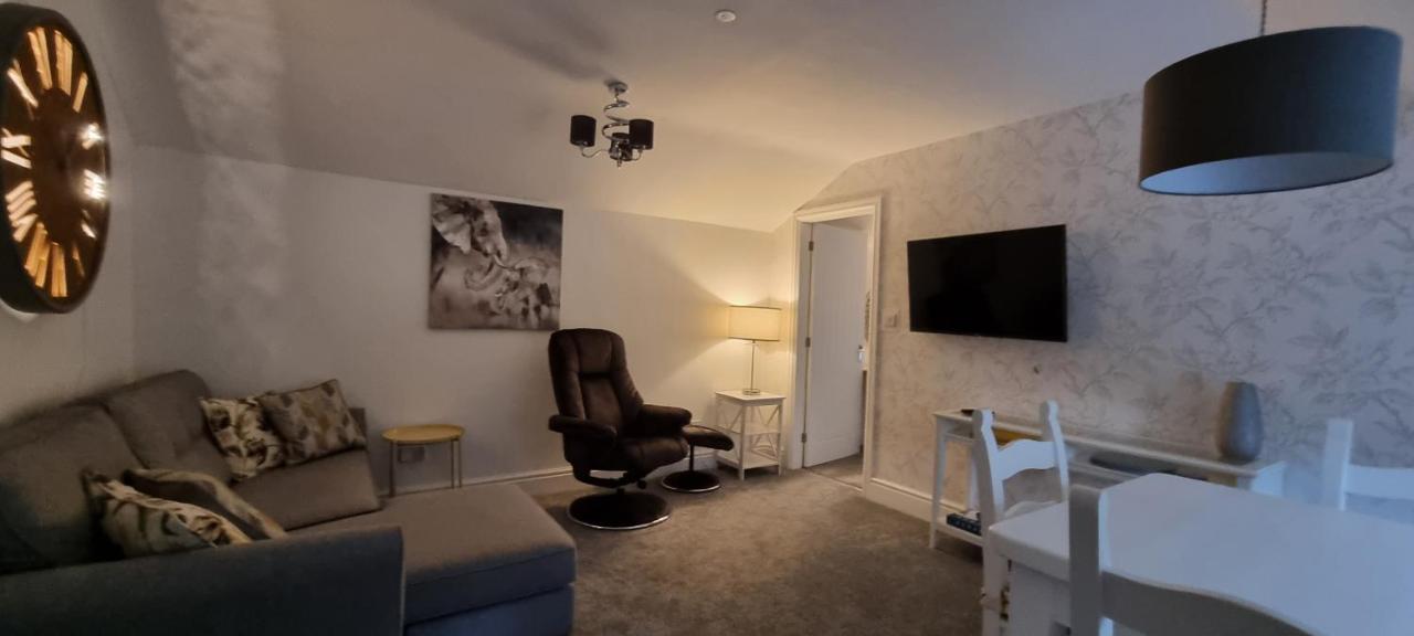 Modern And Spacious 2 Bedroom Apartment With Free Parking Llansantffraid Llansantffraid Glyn Ceiriog エクステリア 写真
